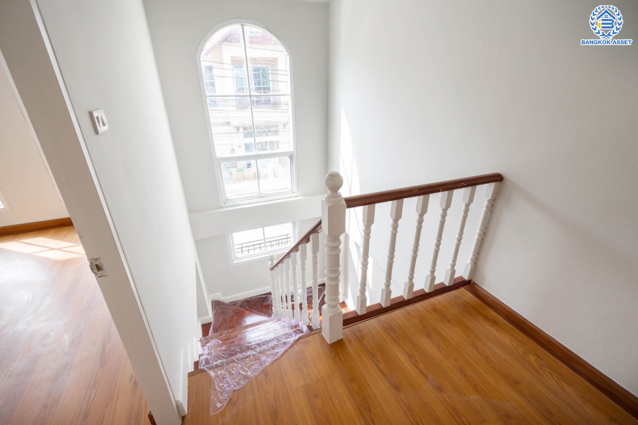 บ้านมือสองตกแต่งใหม่ ทำเลโซนเมือง! ม.นนทกาญจน์ นครอินทร์-พระราม5 หลังใหญ่ เนื้อที่ 33.1 ตร.ว. ฟังก์ชัน 3 ห้องนอน 3 ห้องน้ำ จอดรถได้ 1 คัน บนทำเลเชื่อมต่อทุกการเดินทาง ใกล้สะพานพระรามห้า และรถไฟฟ้า "สถานีแยกติวานนท์"